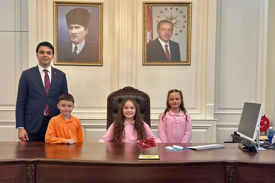 Bilecik Pazaryeri'nde 23 Nisan Ulusal Egemenlik ve Çocuk Bayramı kapsamında çocukların kaymakamlık makamına oturarak geleceğe umutla baktığı an.