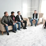 Bursa Büyükşehir Belediye Başkanvekili Şahin Biba ve AK Parti Mudanya İlçe Başkanı Arif Bayrak, hayatını kaybeden 4 yaşındaki Serhat Aydoğdu'nun ailesine taziye ziyaretinde bulunuyor.