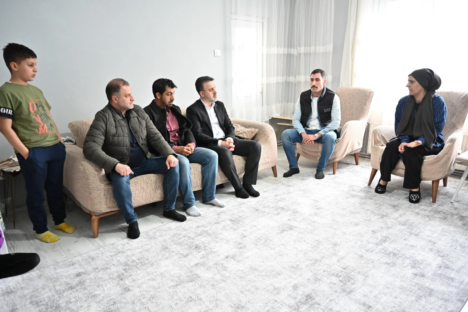 Bursa Büyükşehir Belediye Başkanvekili Şahin Biba ve AK Parti Mudanya İlçe Başkanı Arif Bayrak, hayatını kaybeden 4 yaşındaki Serhat Aydoğdu'nun ailesine taziye ziyaretinde bulunuyor.