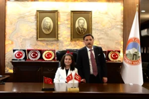 Kayseri Valisi Gökmen Çiçek, 23 Nisan Ulusal Egemenlik ve Çocuk Bayramı dolayısıyla makam koltuğunu öğrenci Zeynep Gedikbaş'a devrediyor.