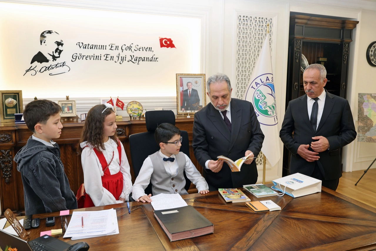 Talas'ta 23 Nisan Ulusal Egemenlik ve Çocuk Bayramı kapsamında makama gelen minik öğrenci ve Başkan Mustafa Yalçın