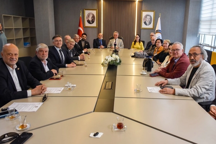 İzmir Demokrasi Üniversitesi Rektörü Prof. Dr. Selim Karahasanoğlu yapay zekanın fırsatlarını değerlendirmek gerektiğini belirtti.