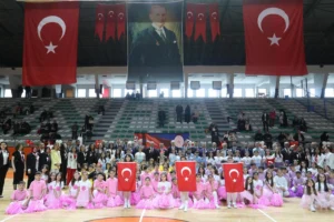 İnegöl'de 23 Nisan Ulusal Egemenlik ve Çocuk Bayramı kutlamalarından genel görünüm