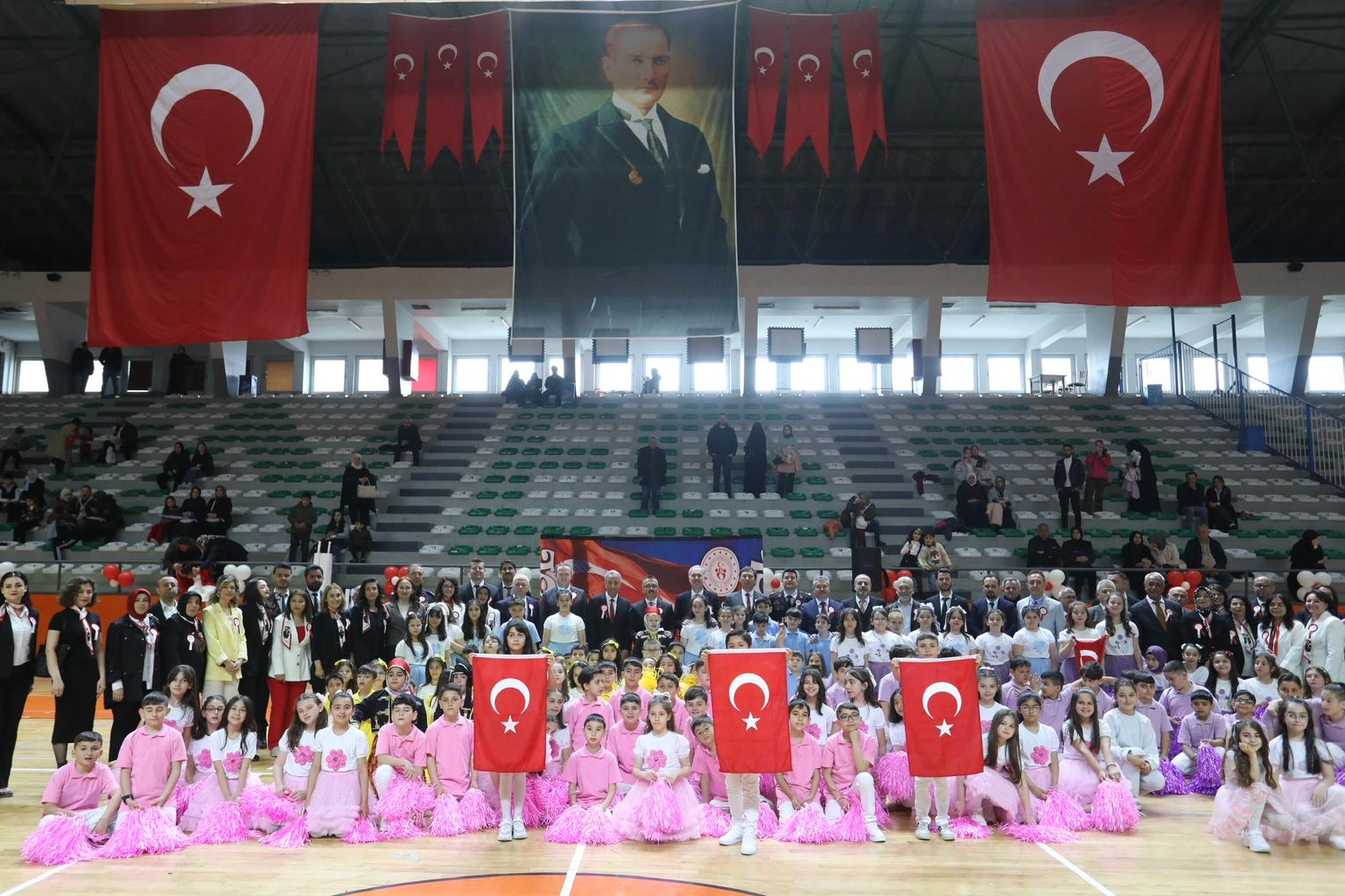 İnegöl'de 23 Nisan Ulusal Egemenlik ve Çocuk Bayramı kutlamalarından genel görünüm