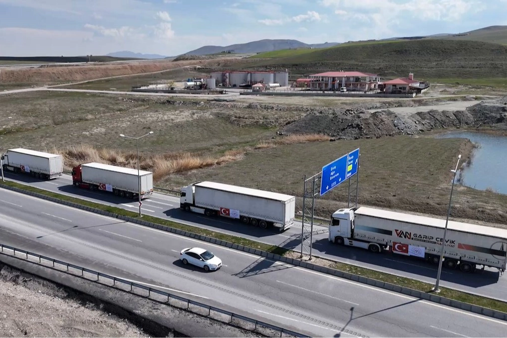 Türkiye'den İran'a gönderilen ilaç ve tıbbi malzeme yüklü tırlar