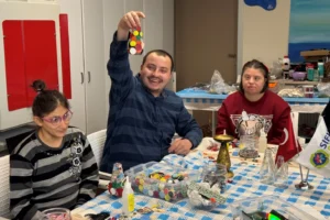 Kocaeli'de cam atıkların sanata dönüştürüldüğü engelsiz yaşam merkezi etkinliği