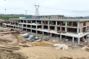 Kocaeli Körfez'de yapımı süren modern spor tesisinin havadan çekilmiş görüntüsü