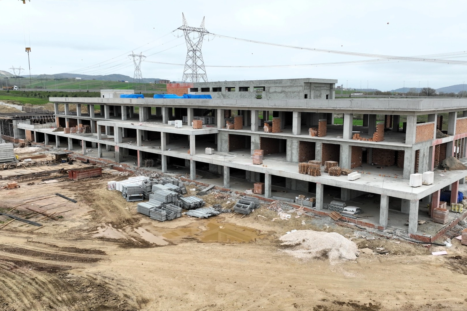 Kocaeli Körfez'de yapımı süren modern spor tesisinin havadan çekilmiş görüntüsü