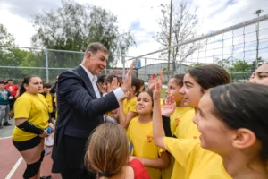 İzmir Büyükşehir Belediye Başkanı Dr. Cemil Tugay, İnciraltı'nda düzenlenen 23 Nisan Çocuk Şenliği'nde sporcu çocuklarla bir araya geldi.