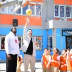 Çayırova Belediyesi Basketbol Takımı oyuncuları Hakan Yapar ve Nysier Brooks, ilkokul öğrencileriyle bir araya geldi.