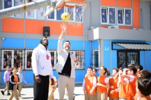 Çayırova Belediyesi Basketbol Takımı oyuncuları Hakan Yapar ve Nysier Brooks, ilkokul öğrencileriyle bir araya geldi.