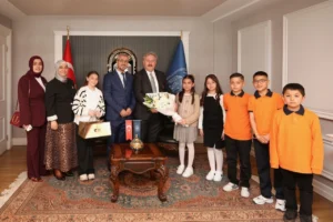 Melikgazi'de 23 Nisan Ulusal Egemenlik ve Çocuk Bayramı kapsamında makam koltuğunu devralan minik öğrenci Toprak Sema Yıldırım