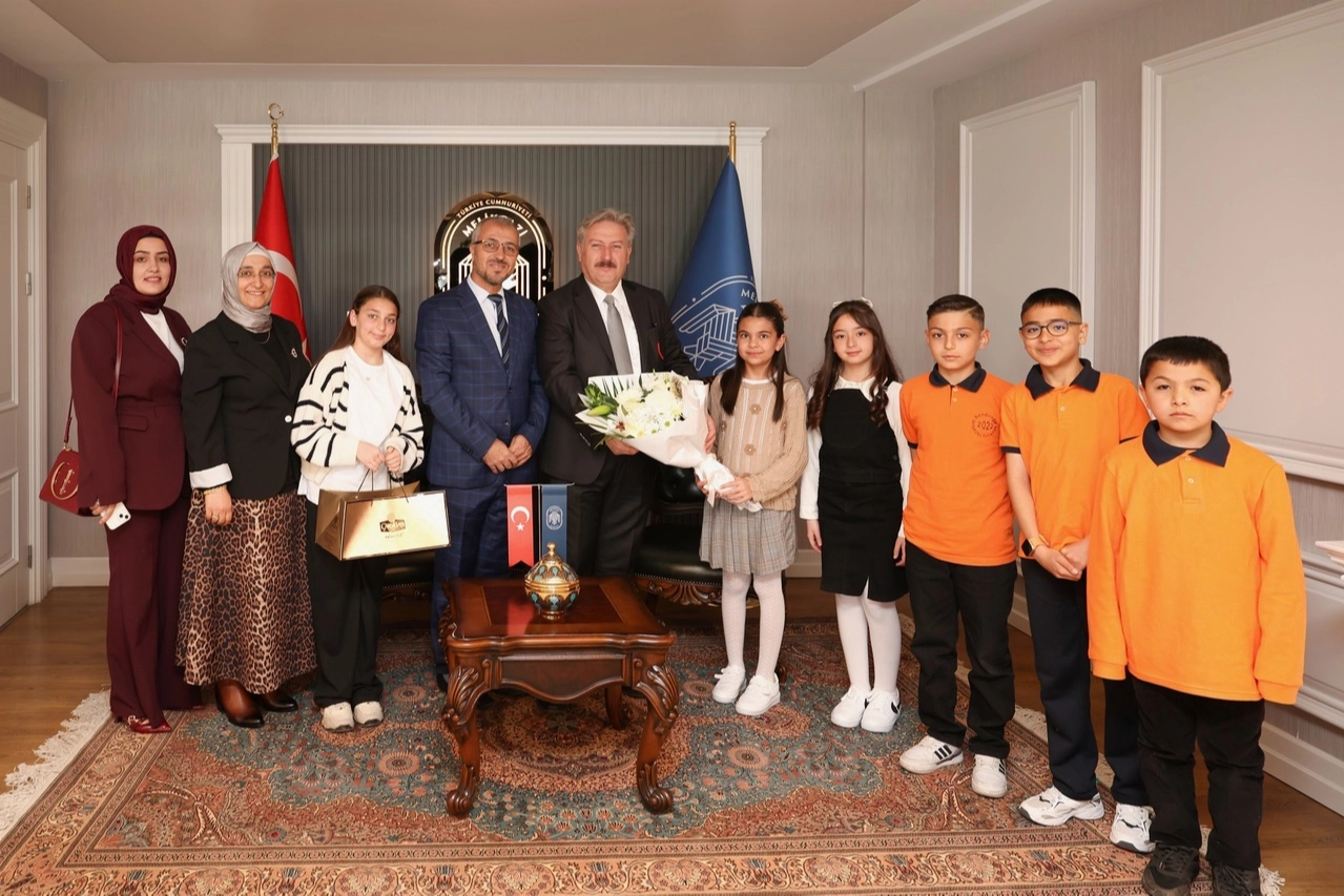 Melikgazi'de 23 Nisan Ulusal Egemenlik ve Çocuk Bayramı kapsamında makam koltuğunu devralan minik öğrenci Toprak Sema Yıldırım