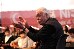 Cahit Berkay, Osmangazi Gençlik Orkestrası ile birlikte 23 Nisan Ulusal Egemenlik ve Çocuk Bayramı kapsamında Bursa'da konser verirken.