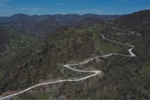 Antalya'da 23 Nisan Ulusal Egemenlik ve Çocuk Bayramı kapsamında düzenlenen bisiklet sürüşüne katılan çocuklar ve aileleri