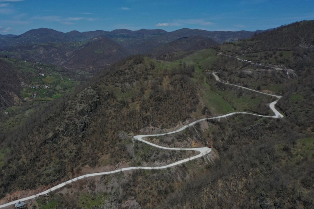 Antalya'da 23 Nisan Ulusal Egemenlik ve Çocuk Bayramı kapsamında düzenlenen bisiklet sürüşüne katılan çocuklar ve aileleri