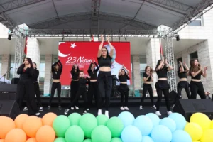 Nilüfer Cumhuriyet Meydanı'nda düzenlenen 23 Nisan çocuk şenliği