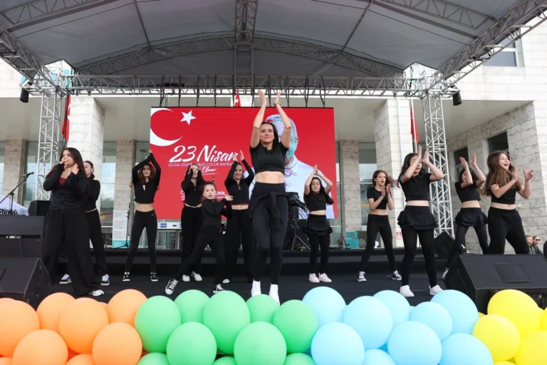 Nilüfer Cumhuriyet Meydanı'nda düzenlenen 23 Nisan çocuk şenliği