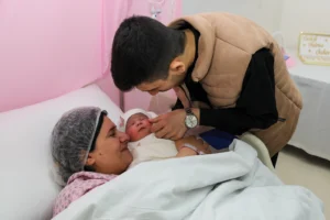 Gaziantep'te 'Aile Yılı' kapsamında tüp bebek desteğiyle dünyaya gelen ilk bebek Fatma ziyaret edildi.