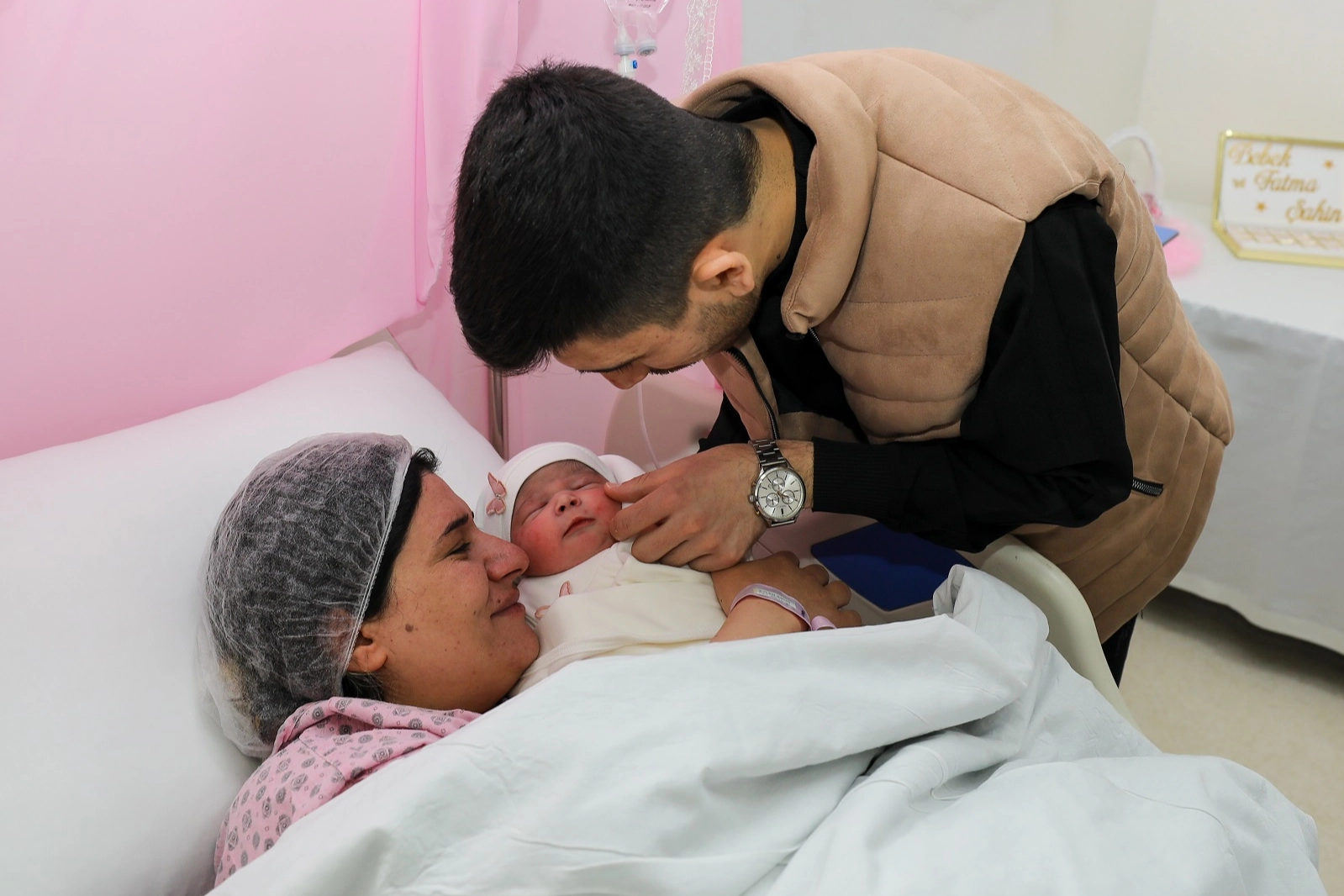 Gaziantep'te 'Aile Yılı' kapsamında tüp bebek desteğiyle dünyaya gelen ilk bebek Fatma ziyaret edildi.