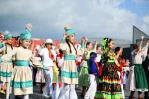 Balıkesir Uluslararası Çocuk Festivali'nde dünya çocukları bir araya geldi, halk dansları gösterileri yapıldı.
