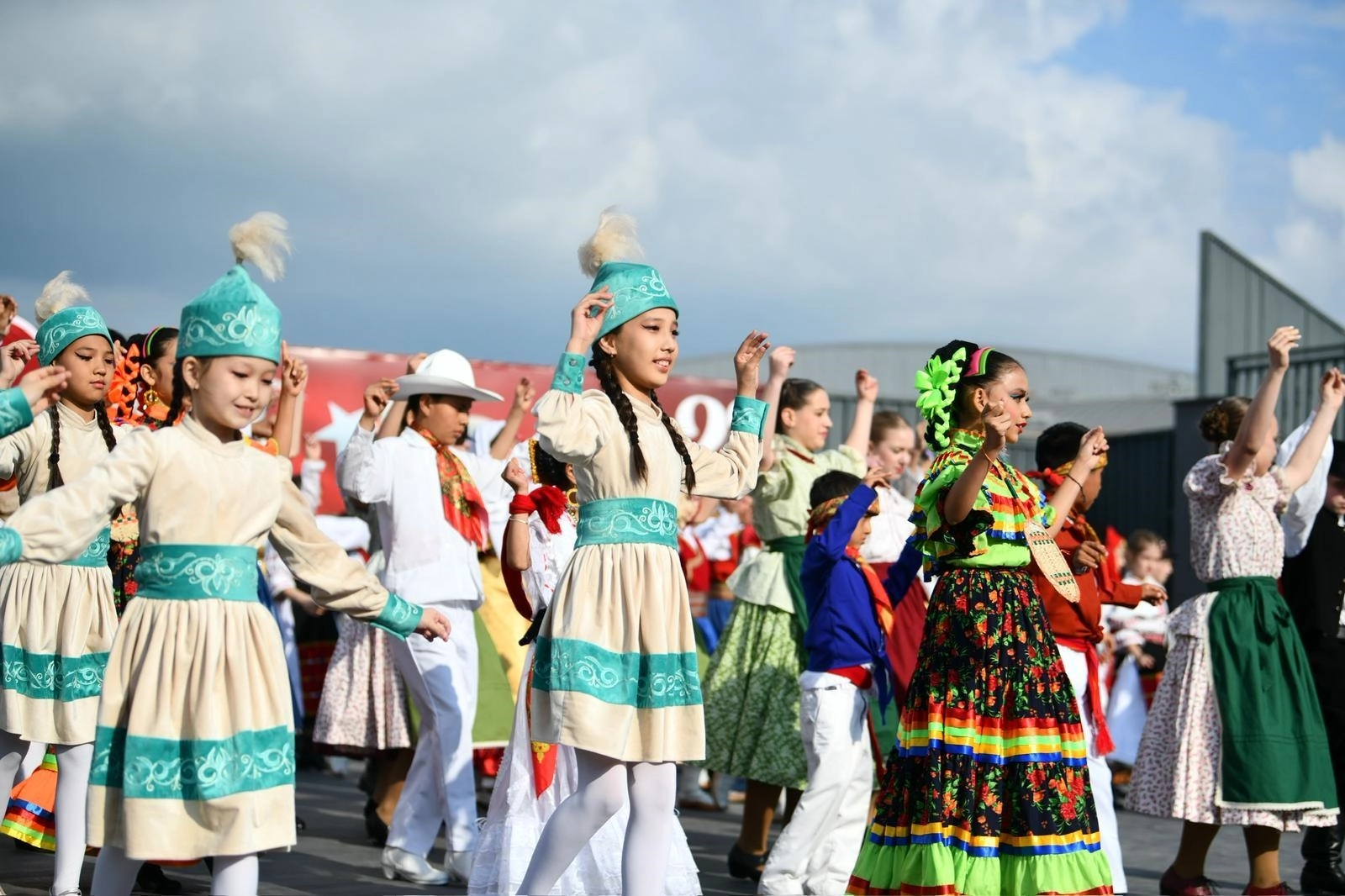 Balıkesir Uluslararası Çocuk Festivali'nde dünya çocukları bir araya geldi, halk dansları gösterileri yapıldı.
