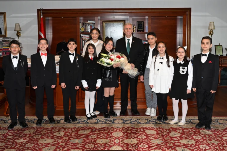 Ankara'da 23 Nisan Ulusal Egemenlik ve Çocuk Bayramı kutlamaları kapsamında Mansur Yavaş'ın makam koltuğunu devralan öğrenciler