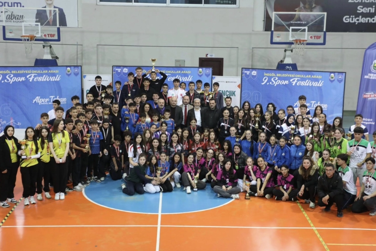 İnegöl'de Okullar Arası Spor Festivali Puanlı Atletizm Ödül Töreni