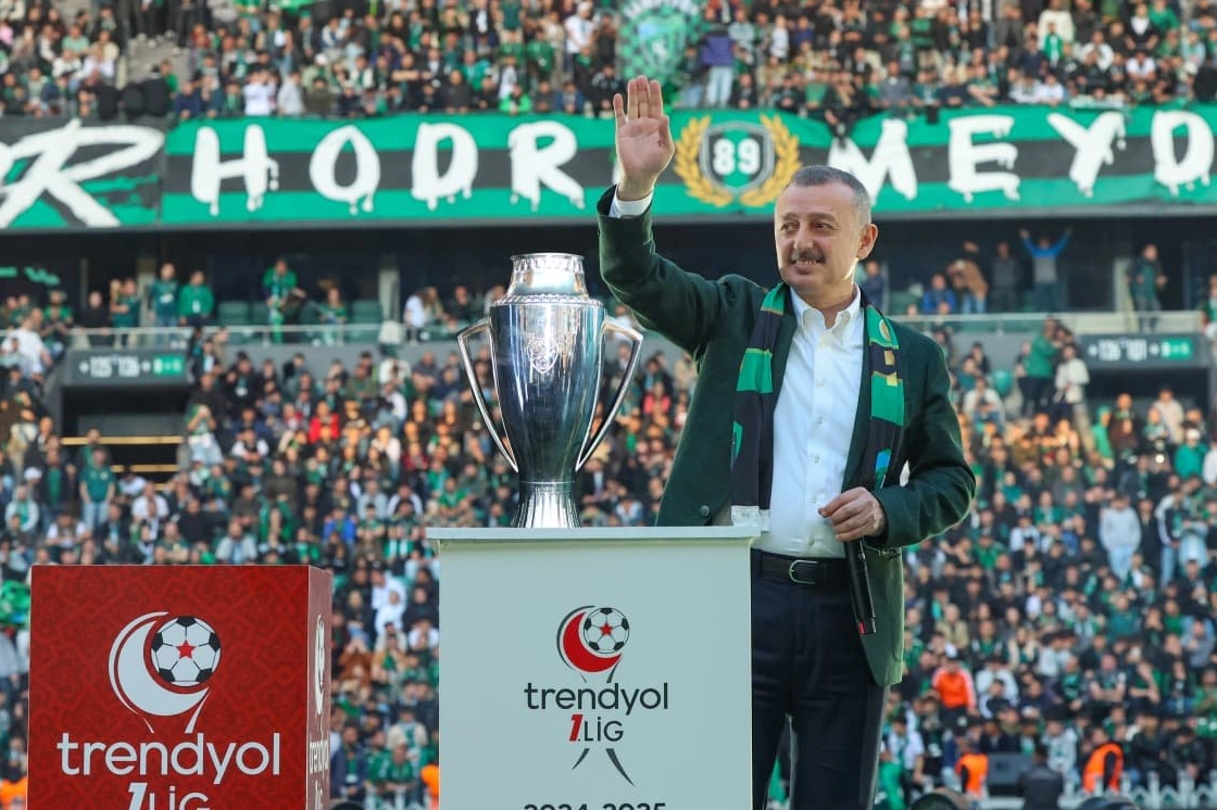 Kocaeli Büyükşehir Belediye Başkanı Tahir Büyükakın Kocaelispor'un 60. yılını kutluyor
