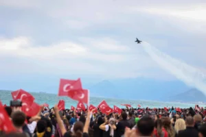 SOLOTÜRK akrobasi timi Konyaaltı Sahili üzerinde gösteri uçuşu yaparken