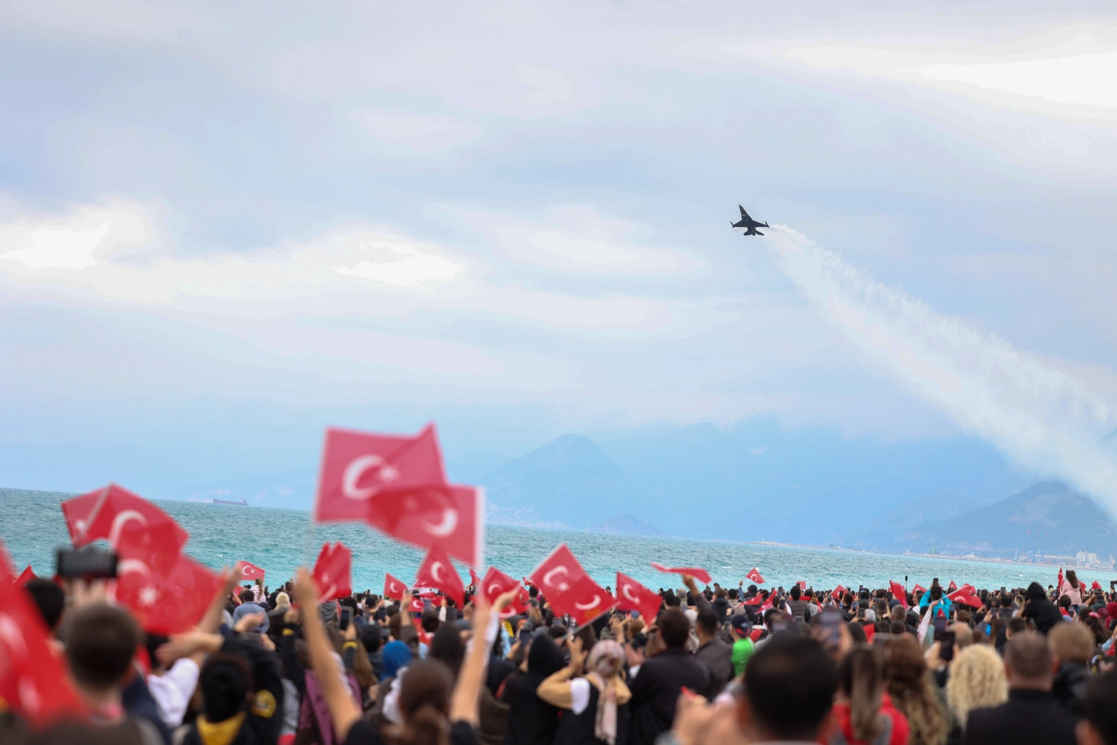 SOLOTÜRK akrobasi timi Konyaaltı Sahili üzerinde gösteri uçuşu yaparken