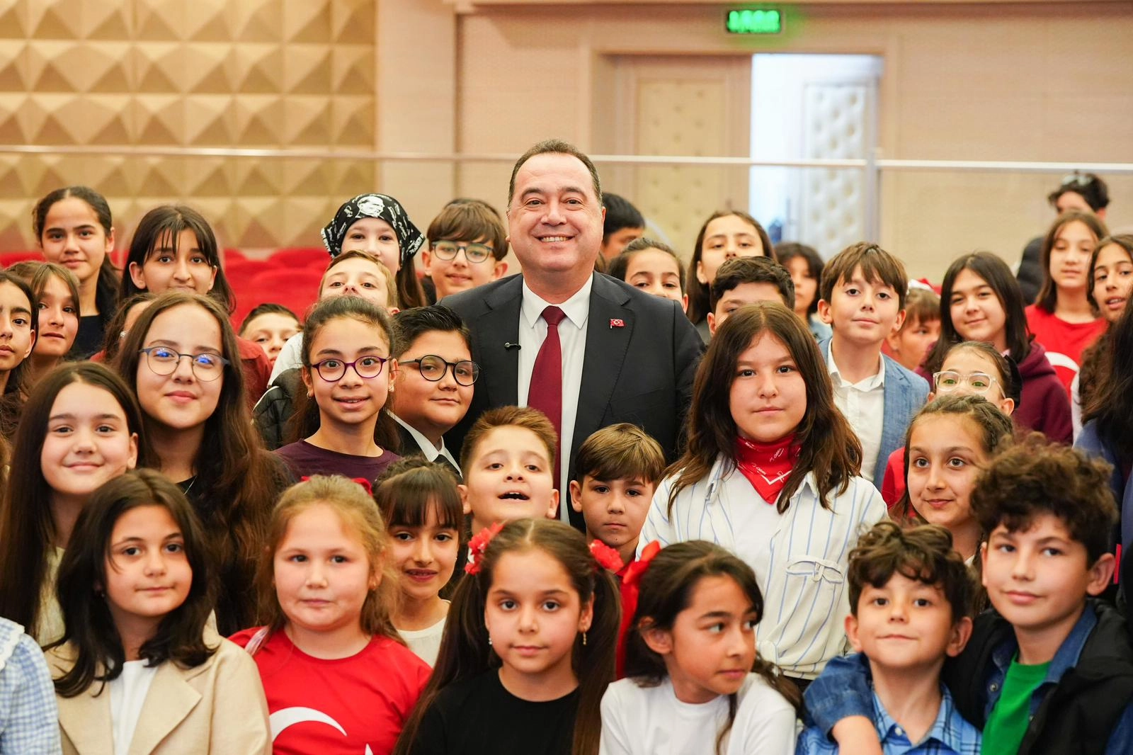 Manisa'da ilk kez toplanan Çocuk Meclisi'nin tarihi oturumu
