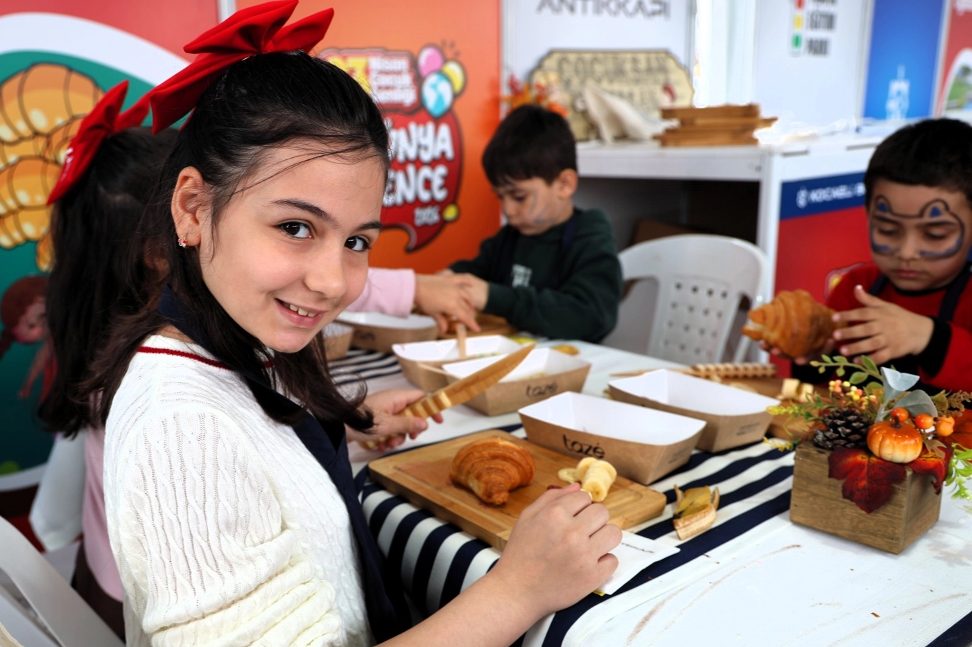 Kocaeli'de 23 Nisan Ulusal Egemenlik ve Çocuk Bayramı kapsamında düzenlenen kruvasan süsleme atölyesinde çocuklar kruvasanlarını renklendiriyor.
