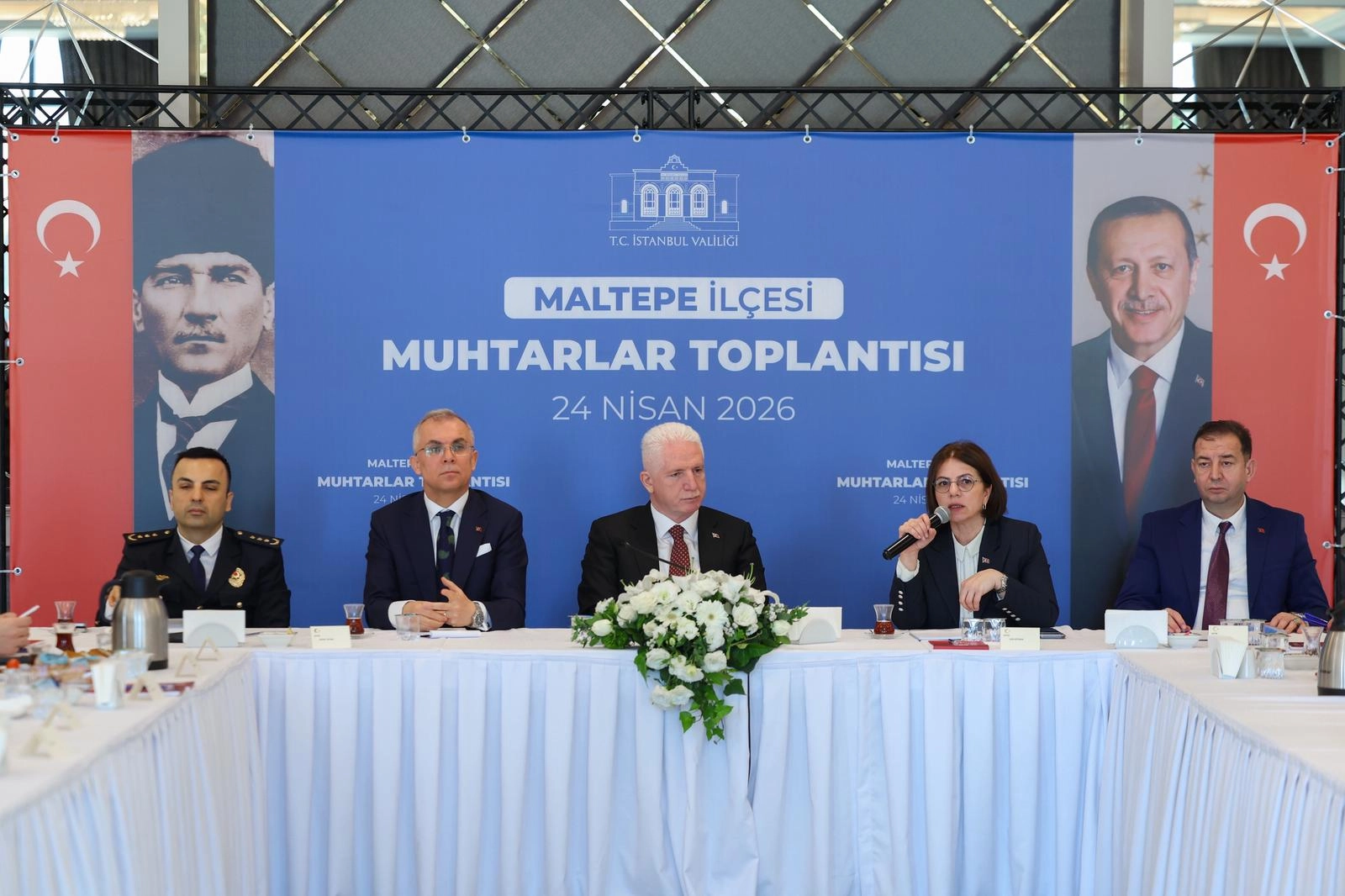 İstanbul Valisi Davut Gül, Maltepe muhtarlarıyla bir araya geldiği toplantıda konuşma yapıyor.