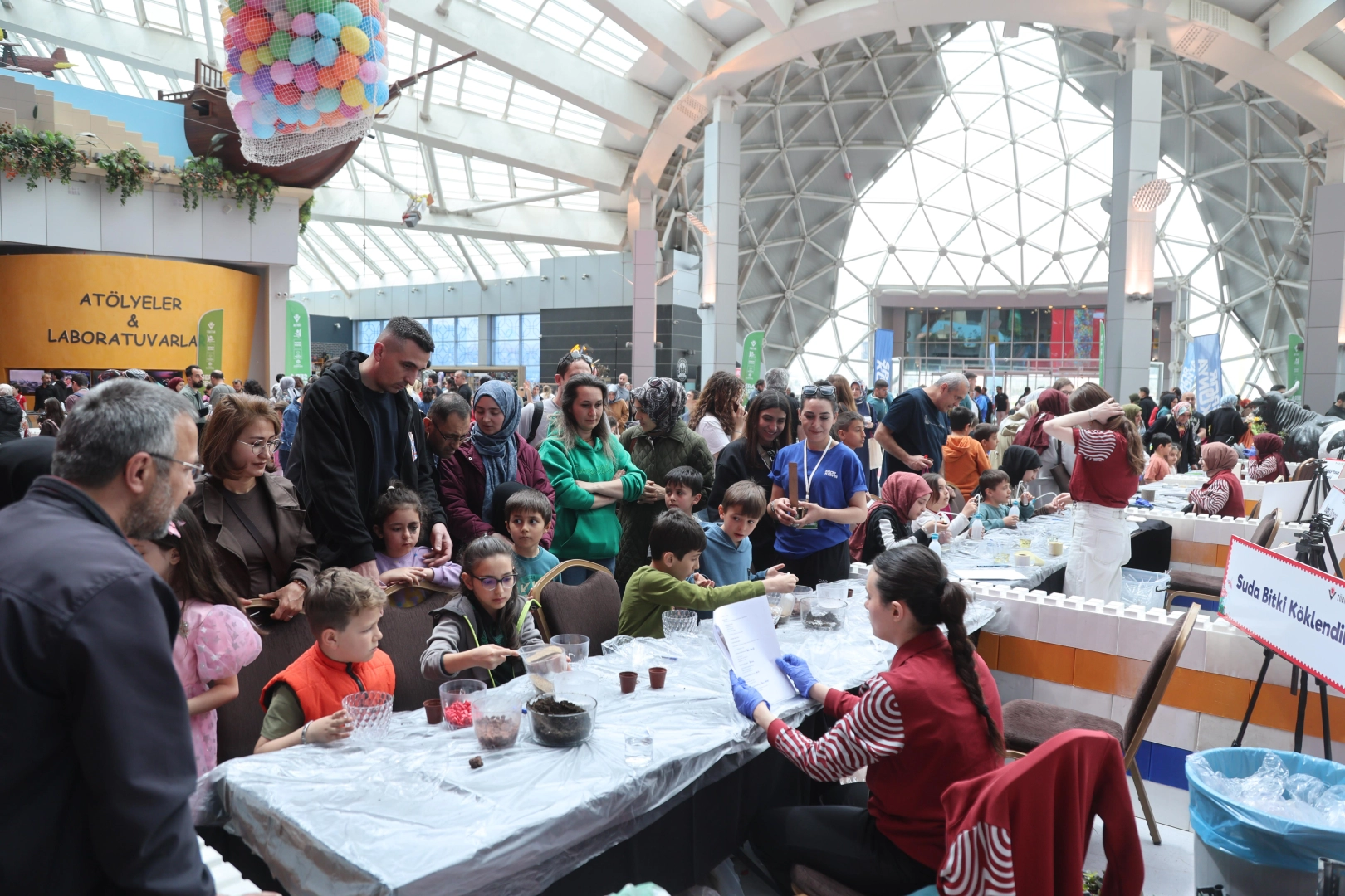 Konya Bilim Merkezi'nde düzenlenen SERAFEST'e katılan çocuklar