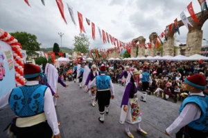 Efes Selçuk'ta 23 Nisan Ulusal Egemenlik ve Çocuk Bayramı kapsamında düzenlenen şenlikte çocuklar doyasıya eğlendi.