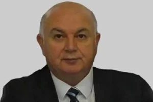 Gazeteci Yazar Yüksel Ercan, Bozüyük Kitap Fuarı'nda yeni romanı Vicdan Tutanakları'nı tanıtıyor.