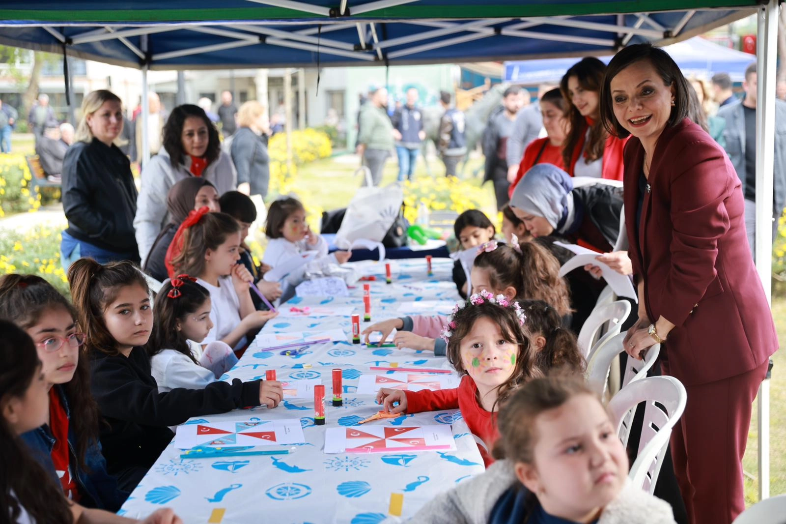 Karabağlar Belediyesi tarafından düzenlenen 23 Nisan Çocuk Şenliği'nde çocuklar doyasıya eğleniyor.