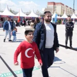 Kocaeli'de düzenlenen Bi Dünya Eğlence şenliğinde 23 Nisan coşkusu yaşayan çocuklar ve aileleri