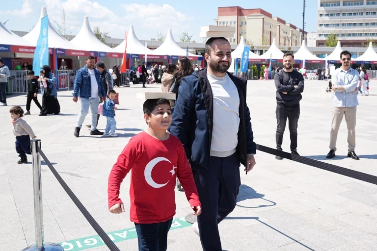 Kocaeli'de düzenlenen Bi Dünya Eğlence şenliğinde 23 Nisan coşkusu yaşayan çocuklar ve aileleri