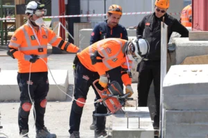 Karatay Arama Kurtarma Ekibi akreditasyon sertifikası ile gururla poz veriyor