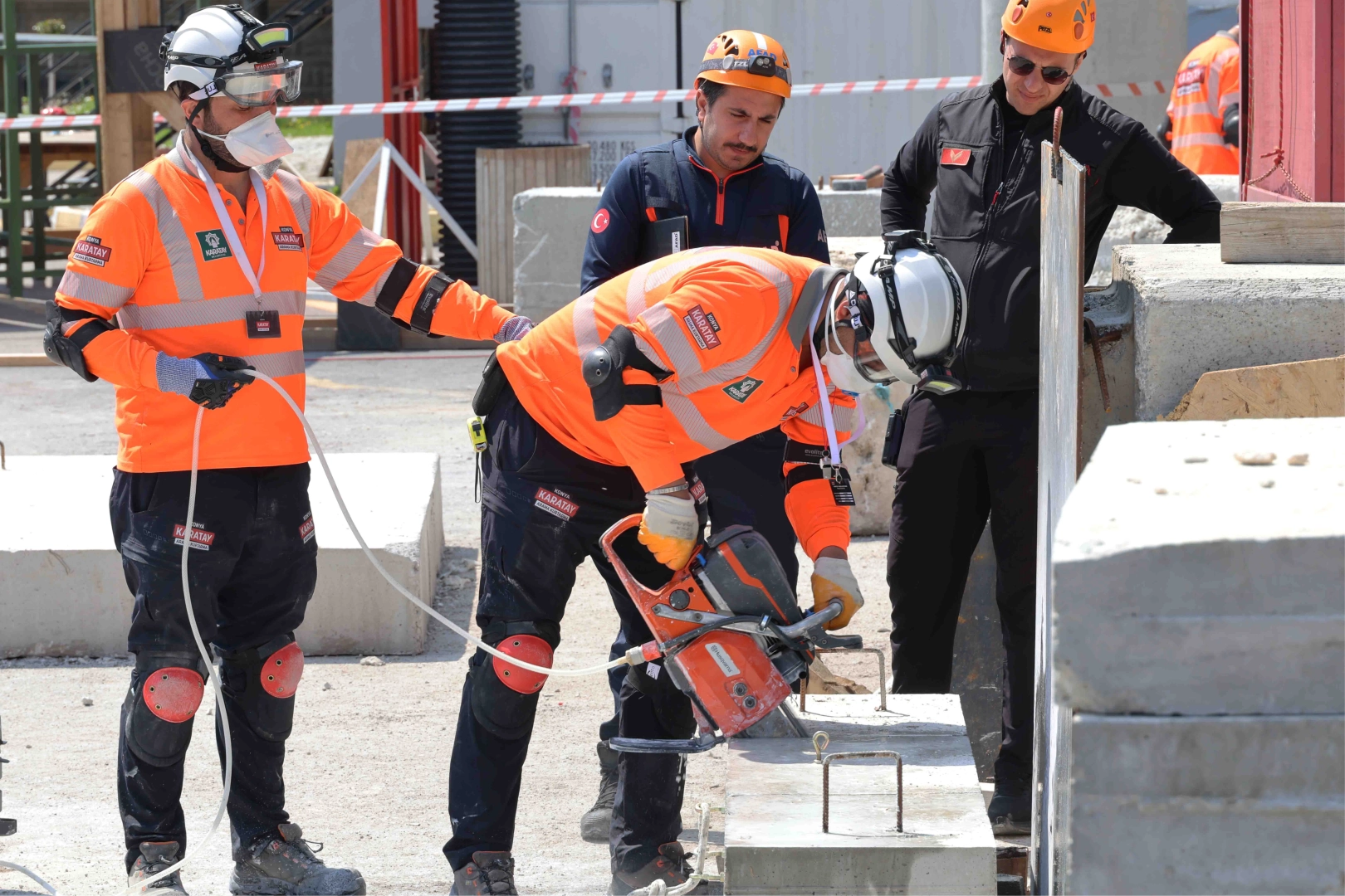 Karatay Arama Kurtarma Ekibi akreditasyon sertifikası ile gururla poz veriyor