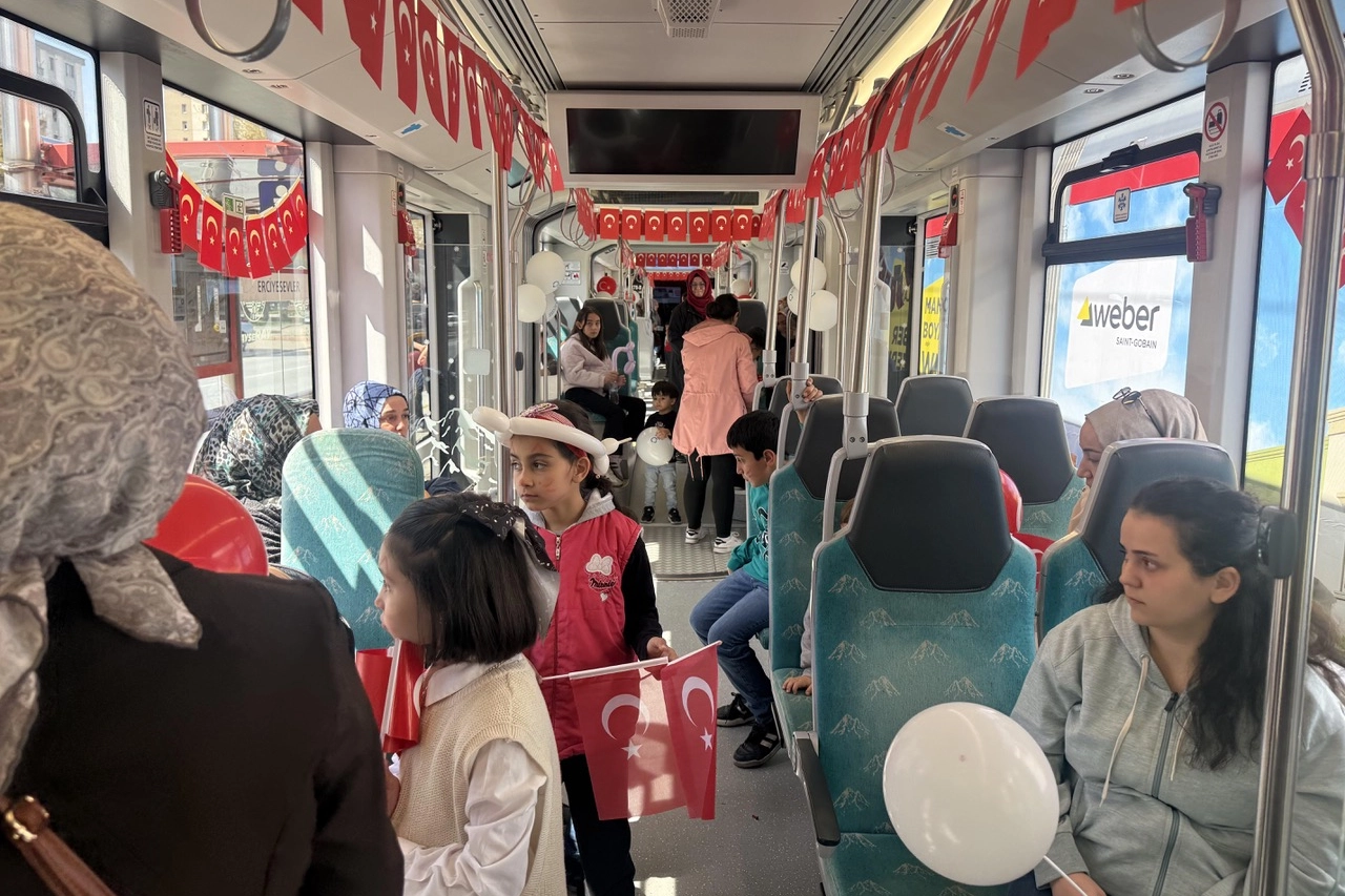 Kayseri'de 23 Nisan Ulusal Egemenlik ve Çocuk Bayramı kapsamında düzenlenen Çocuk Treni etkinliğine katılan çocuklar ve aileleri