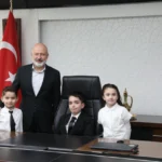 Kocasinan Belediye Başkanı Ahmet Çolakbayrakdar, 23 Nisan Ulusal Egemenlik ve Çocuk Bayramı dolayısıyla makam koltuğunu çocuklara devretti.