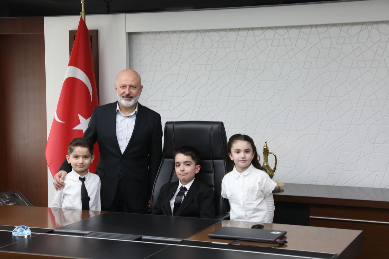 Kocasinan Belediye Başkanı Ahmet Çolakbayrakdar, 23 Nisan Ulusal Egemenlik ve Çocuk Bayramı dolayısıyla makam koltuğunu çocuklara devretti.