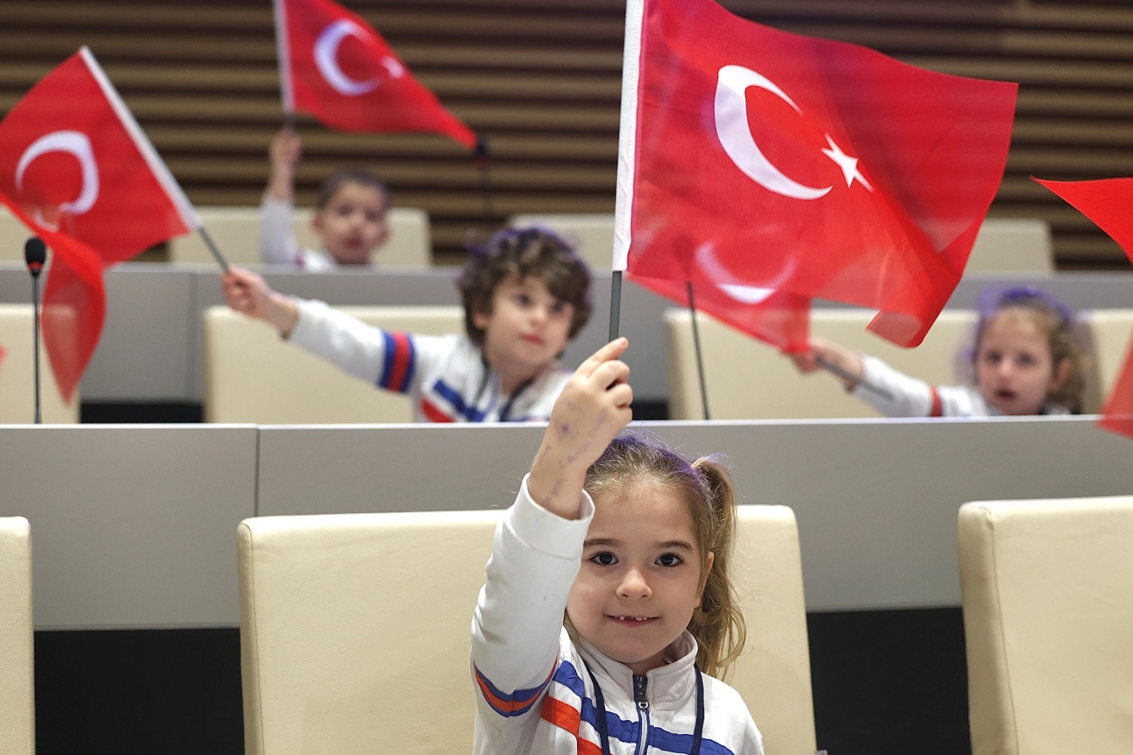 Nilüfer Barış Meclisi'nde çocukların 23 Nisan Bayramı kutlaması ve geleceğe dair umut mesajları.