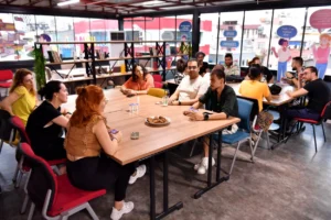 Mersin Büyükşehir Belediyesi'nin sosyal destek ağının genişlemesi ve ihtiyaç sahibi ailelere sağladığı yardımlar.