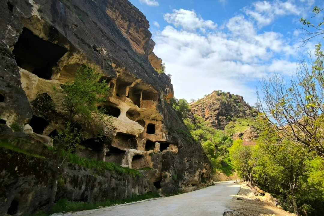 Gabar Dağı'nda hem petrol rezervleri hem de binlerce yıllık apartman benzeri mağara yerleşimleri keşfedildi.