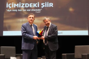 Hayati İnanç Gebze Teknik Üniversitesi'nde 'İçimizdeki Şiir' söyleşisinde konuşma yaparken