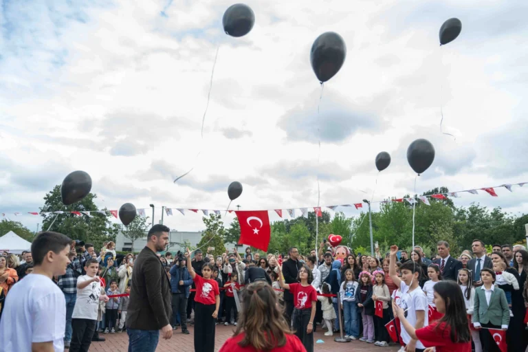 İzmir Bornova'da 23 Nisan Ulusal Egemenlik ve Çocuk Bayramı kapsamında düzenlenen Uçurtma Şenliği'nden genel görüntü